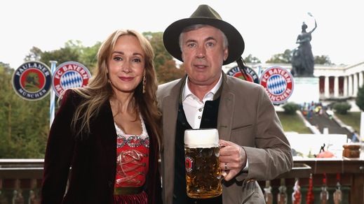 Bayern Monaco, Ancelotti festeggia l'Oktoberfest con la moglie