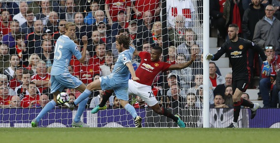 Premier League, Manchester United-Stoke City 1-1: Martial illude, Allen pareggia