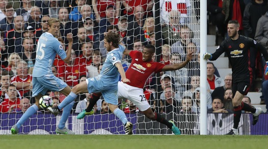 Premier League, Manchester United-Stoke City 1-1: Martial illude, Allen pareggia