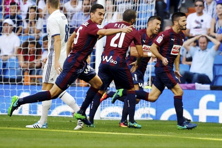 Atletico Madrid, 2-1 al Valencia. Real Madrid, clamoroso pari interno