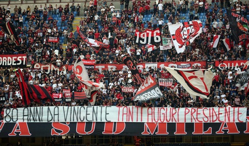 Milan, anche San Siro festeggia Berlusconi: ecco gli striscioni