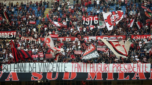 Milan, anche San Siro festeggia Berlusconi: ecco gli striscioni
