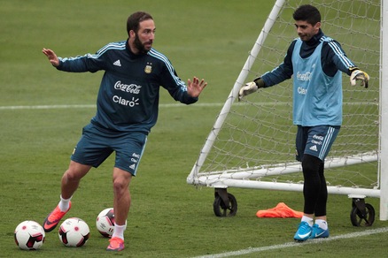 Higuain cuore d'oro: «Critiche in Argentina? Sto male per mia mamma»