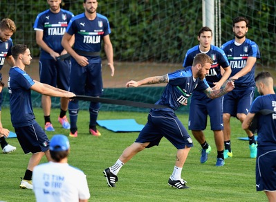 De Rossi, premio Uefa per aver superato le 100 gare con l'Italia