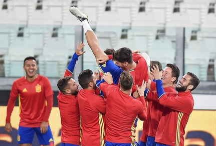 La Spagna si allena per l'Italia, i compagni scherzano con Morata