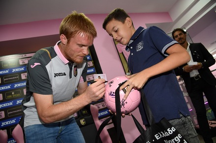 Palermo, i tifosi rosanero abbracciano Gazzi
