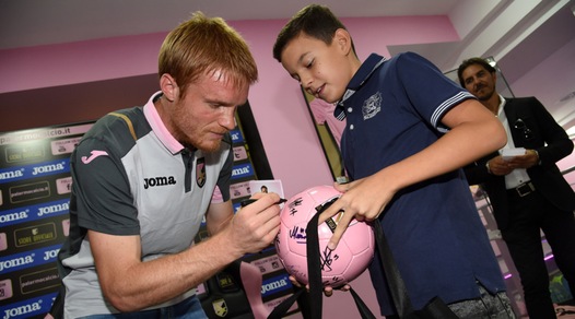 Palermo, i tifosi rosanero abbracciano Gazzi