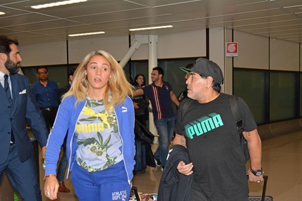 Diego Armando Maradona sbarca a Roma: le immagini dell'arrivo a Fiumicino