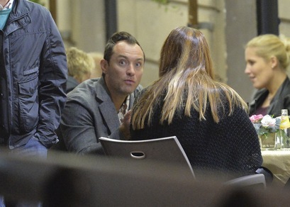 Jude Law con la fidanzata in un bar di via Veneto a Roma