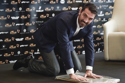 Buffon vince il Golden Foot, ma l'impronta è con le mani