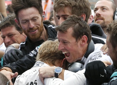 F1, Mercedes: festa in fabbrica per il titolo costruttori