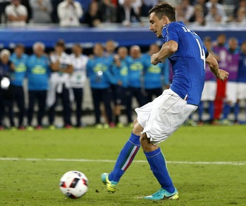 Calciomercato: «Il Barcellona mette nel mirino Darmian, De Sciglio e Lichtsteiner»