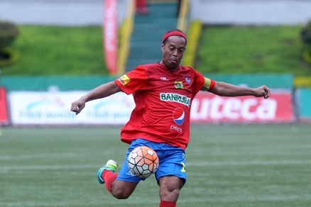 Pillole calciomercato estero: Coritiba, offerta per Ronaldinho. Belfodil prolunga con lo Standard Liegi