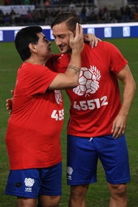 Maradona: «Dirò a Totti di continuare a giocare»