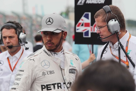 F1, dolore al piede: per Hamilton niente test a Barcellona