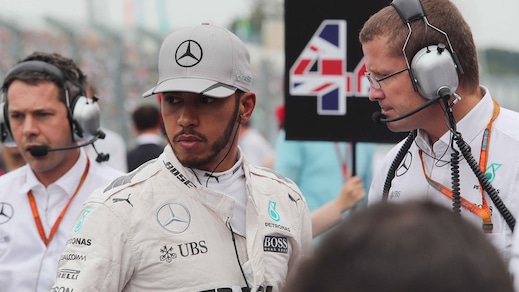 F1, dolore al piede: per Hamilton niente test a Barcellona