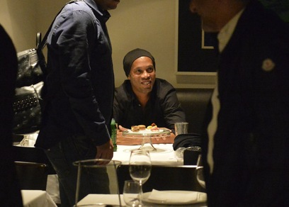 Ronaldinho, cena in centro a Roma con fratello e amiche