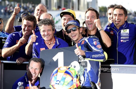 MotoGp, Valentino Rossi in pole: che festa con il team
