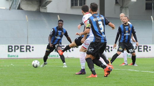 Calciomercato Latina, Regolanti firma un triennale