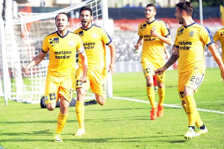 Risultati Serie B: Verona capolista, Benevento rimontato, pari per la Salernitana