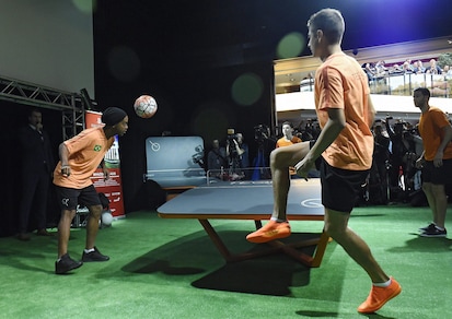 Ronaldinho incanta i tifosi anche a calcio-pingpong: le immagini