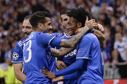 Champions League, Lione-Juventus 0-1: Buffon para un rigore e il gol di Cuadrado è da applausi