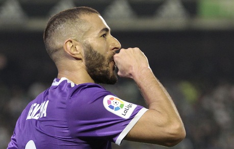 Benzema replica a Hollande: «Non sono un esempio? Faccio divertire la gente»