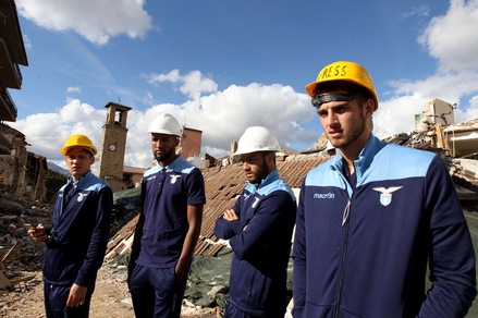 La Lazio, Lotito e i giocatori tra le macerie di Amatrice