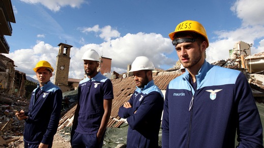 La Lazio, Lotito e i giocatori tra le macerie di Amatrice