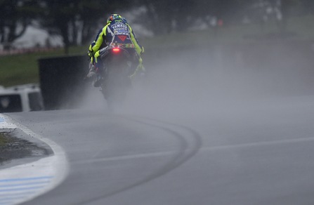 MotoGp: pioggia protagonista a Phillip Island, Rossi penalizzato
