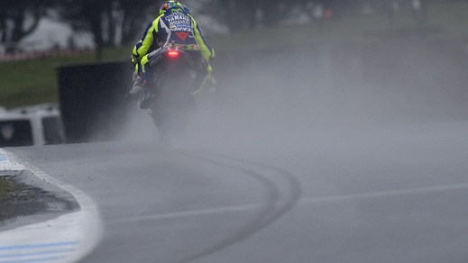 MotoGp: pioggia protagonista a Phillip Island, Rossi penalizzato