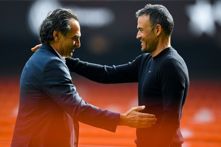 Liga: Prandelli-Luis Enrique, l'abbraccio prima della sfida