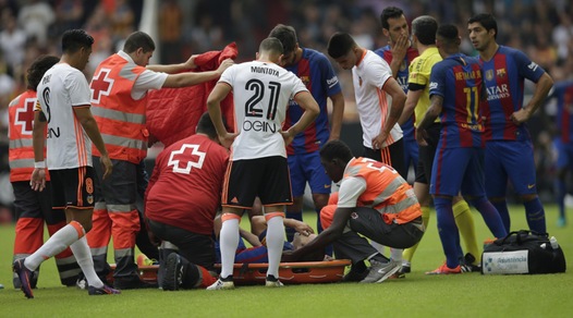 Liga, Barcellona: le immagini del gravissimo infortunio di Iniesta