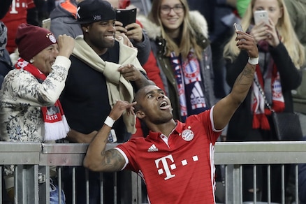 Bayern, Douglas Costa come Totti: gol e selfie con i tifosi