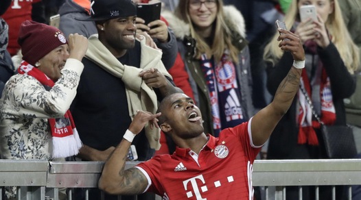 Bayern, Douglas Costa come Totti: gol e selfie con i tifosi