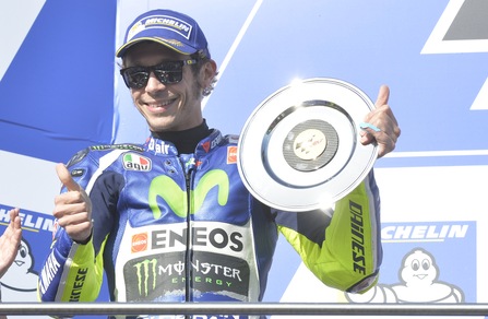 Rossi, che show in Australia. Super rimonta, è secondo!