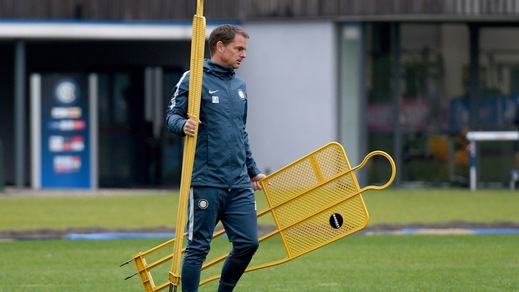 Inter: De Boer dirige l'allenamento, ma resta in bilico