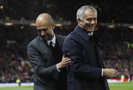FOTO Mourinho-Guardiola, sorrisi e abbracci prima del derby