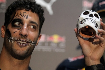 Formula 1: Ricciardo si traveste per Halloween, le immagini