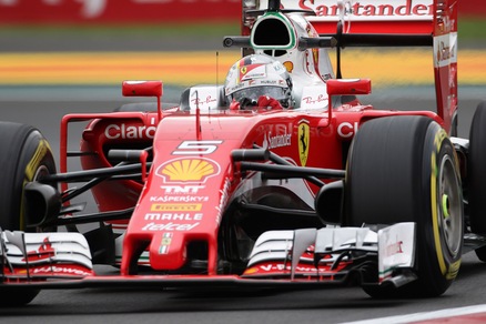 F1, Vettel vola nella libere