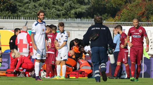 Cittadella-Latina, scontro aereo tra Boakye e Pasa: l'attaccante portato via in ambulanza