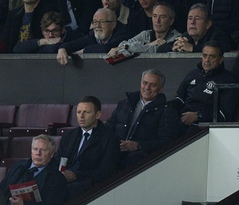 Manchester United: Mourinho espulso, che show in tribuna!