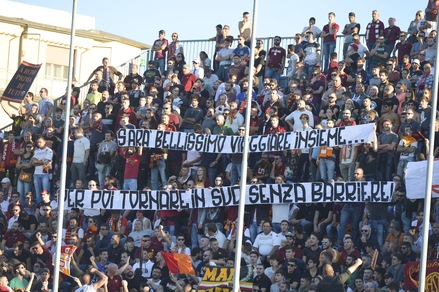 Roma, striscione esposto al Castellani: «Tornare in Sud senza barriere»