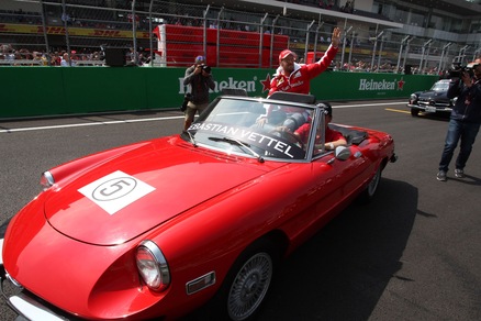 Formula 1, GP Messico: il giro d'onore di Vettel sull'Alfa Duetto