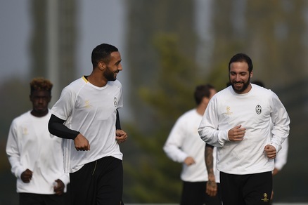 FOTO Juve, Benatia e Higuain preparano la Champions con il...sorriso