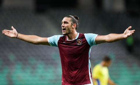 West Ham, paura per Carroll: minacciato da due uomini armati