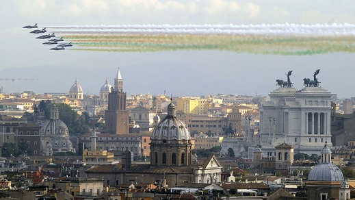 Roma, lo spettacolo delle Frecce Tricolori sull'Altare della Patria