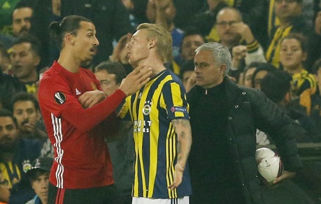 Ibrahimovic prende Kjaer per il collo. Mou prova a dividerli