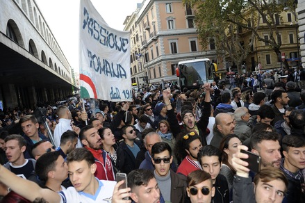 Lazio verso Napoli, a Termini tantissimi tifosi presenti