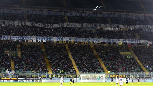 Inter, striscione dei tifosi contro i giocatori